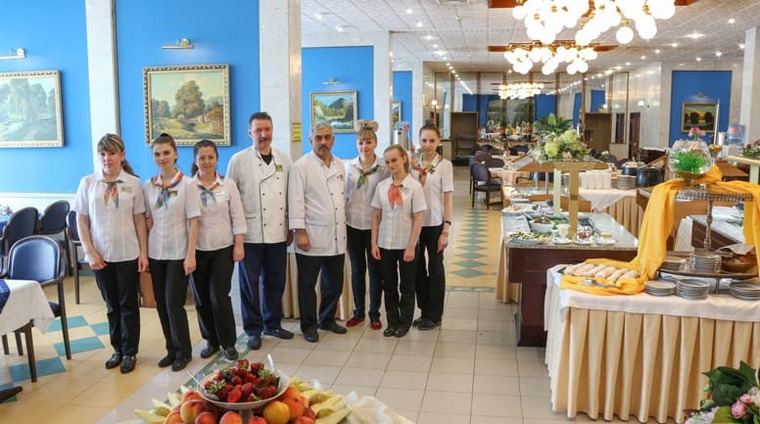 Персонал ресторана «Горный» санатория Целебный Нарзан в Кисловодске