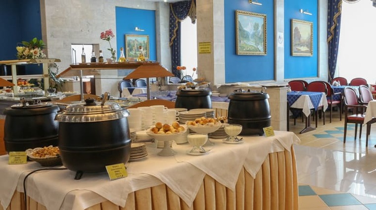 Первые блюда на «шведском столе» ресторана «Горный» в санатории Целебный Нарзан. Кисловодск 