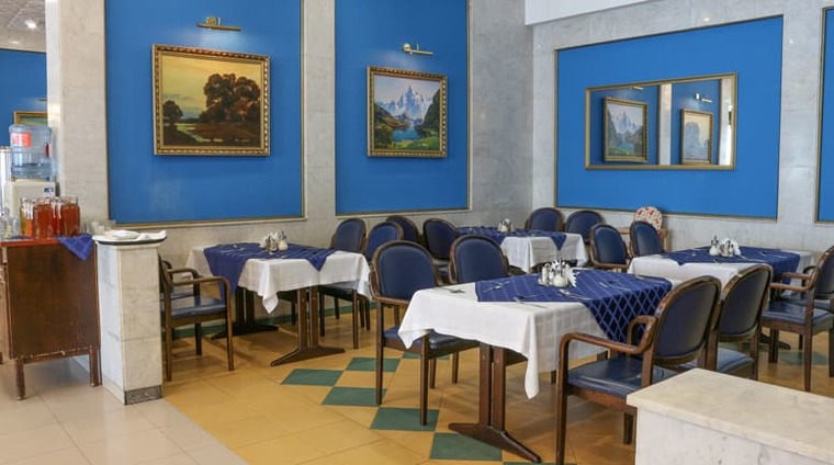 Обеденные столы в ресторане «Горный» санатория Целебный Нарзан в Кисловодске