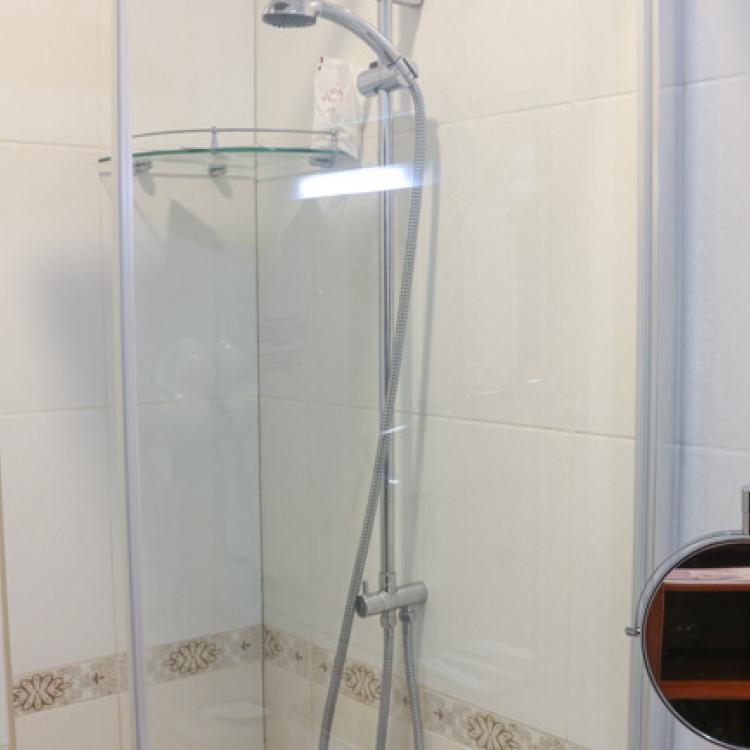 Совмещенный санузел с душем в 2 местном 1 комнатном Стандарте в санатории Целебный Нарзан. Кисловодск