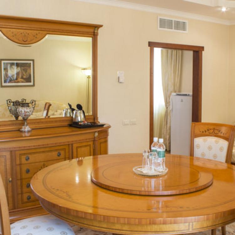 Интерьер гостиной в 2 местных 2 комнатных Апартаментах в санатории Целебный Нарзан. Кисловодск