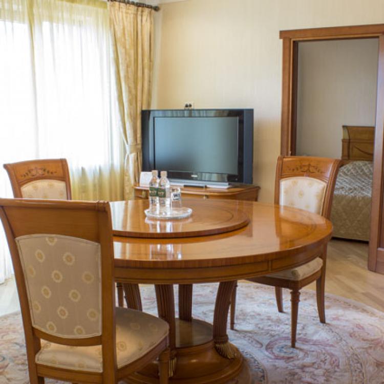Обеденный стол в гостиной 2 местных 2 комнатных Апартаментов в санатории Целебный Нарзан. Кисловодск