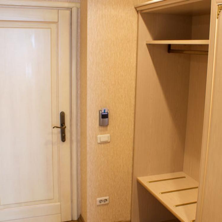 Шкаф в прихожей 2 местного 2 комнатного Люкса санатория Целебный Нарзан в Кисловодске