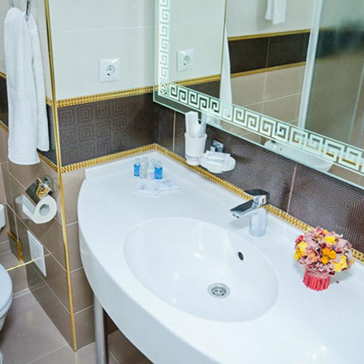 Совмещенный санузел с ванной в 2 местном 2 комнатном Романтическом Люксе санатория Целебный Нарзан. Кисловодск