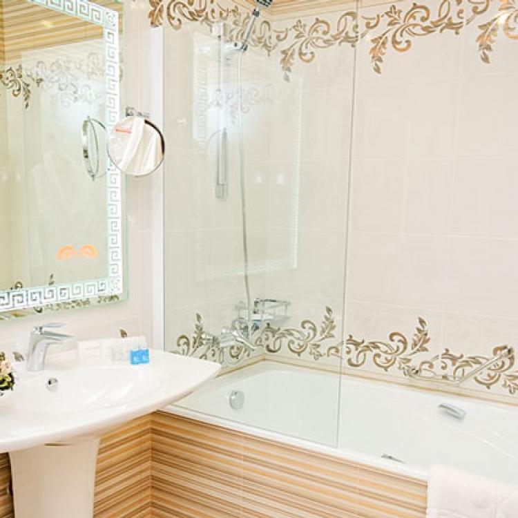 Совмещенный санузел с ванной в 2 местном 2 комнатном Синдика Люксе санатория Целебный Нарзан в Кисловодске
