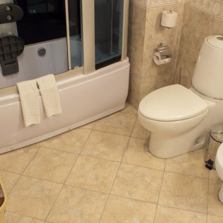 Оснащение ванной комнаты в 2 местном 2 комнатном Люксе санатория Целебный Нарзан в Кисловодске