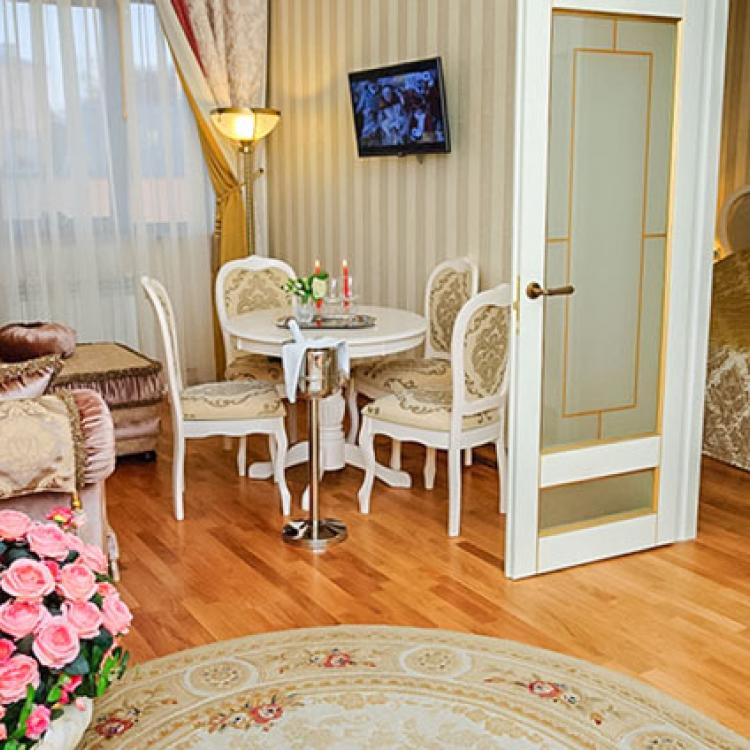 Гостиная 2 местного 2 комнатного Романтического Люкса санатория Целебный Нарзан в Кисловодске