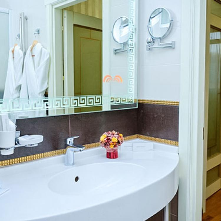 Оснащение ванной комнаты номера 2 местный 2 комнатный Романтический Люкс санатория Целебный Нарзан в Кисловодске